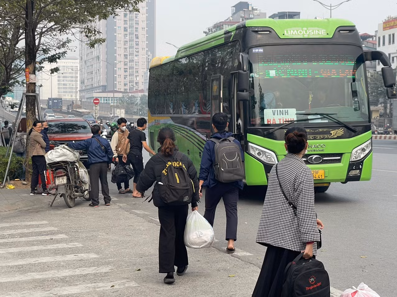 "Bến cóc" tại khu vực Phạm Văn Đồng đông khách trong buổi chiều sát ngày nghỉ lễ.