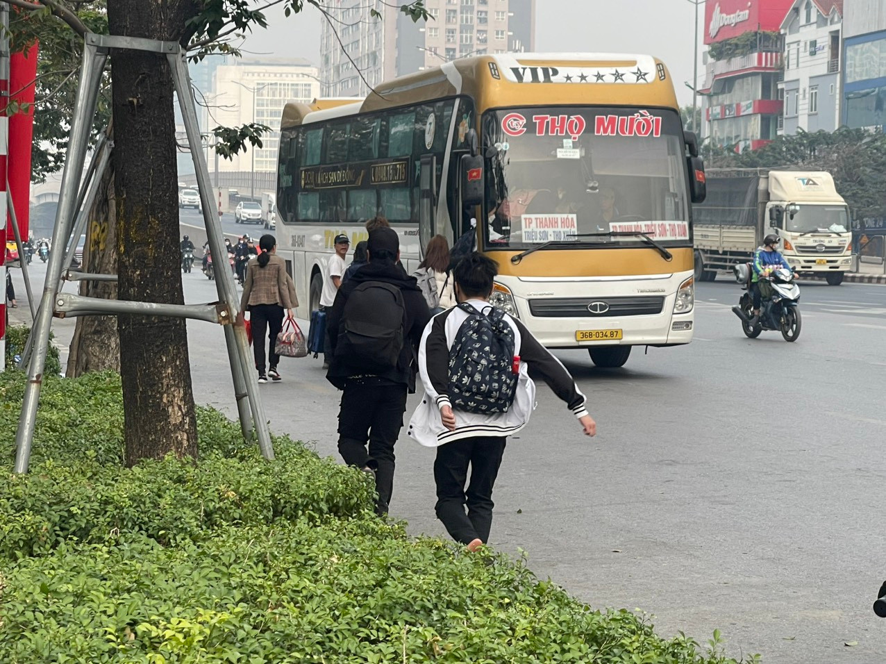 "Bến cóc" hoạt động tấp nập khi vắng bóng lực lượng chức năng. "Bến cóc" hoạt động tấp nập khi vắng bóng lực lượng chức năng.