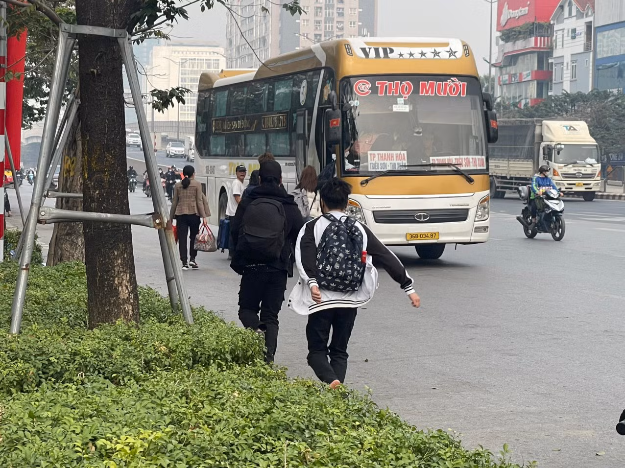 "Bến cóc" hoạt động tấp nập khi vắng bóng lực lượng chức năng.