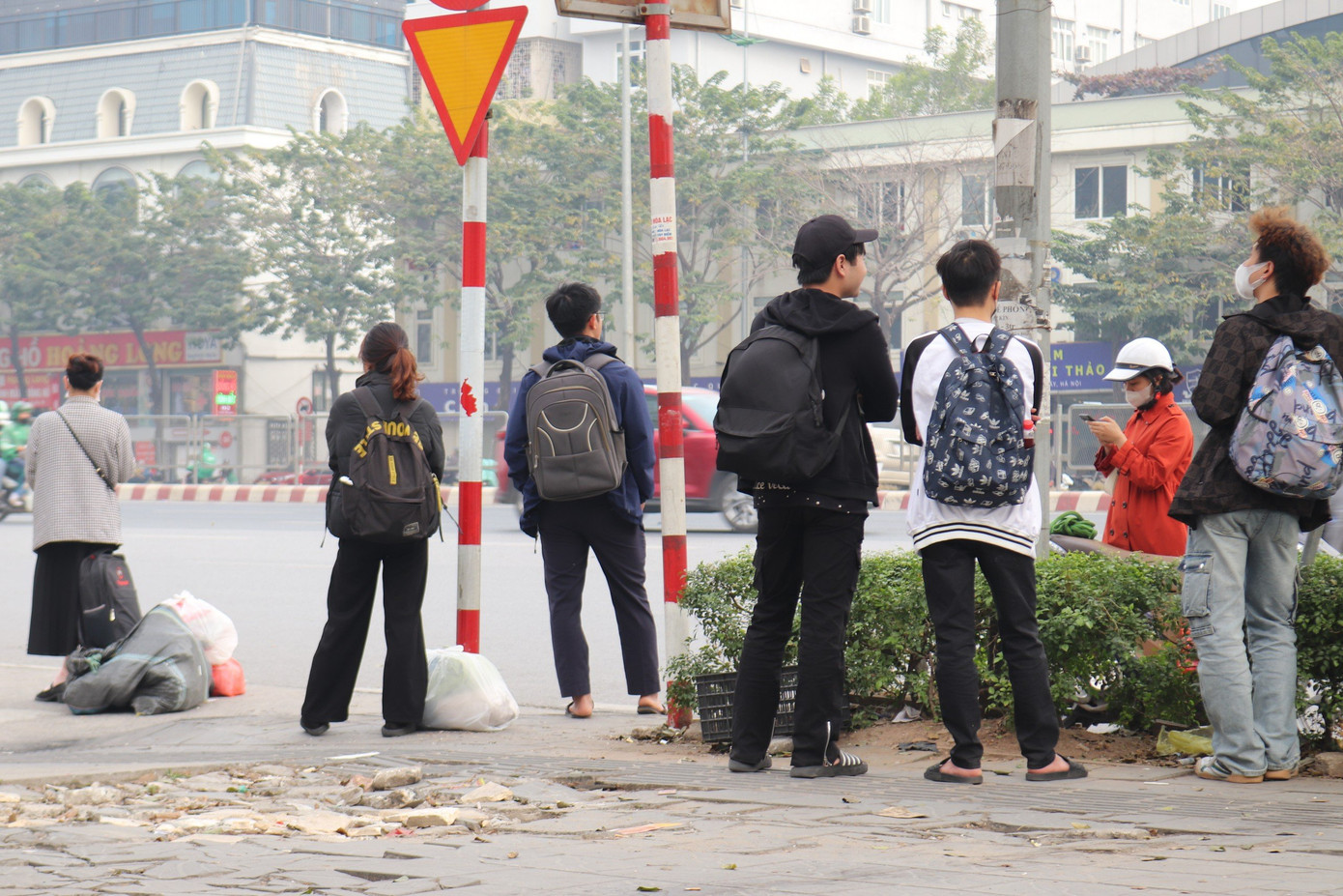 Rất đông các bạn trẻ là sinh viên, học sinh lựa chọn đón xe ở các "bến cóc" thay vì vào bến. Rất đông các bạn trẻ là sinh viên, học sinh lựa chọn đón xe ở các "bến cóc" thay vì vào bến.