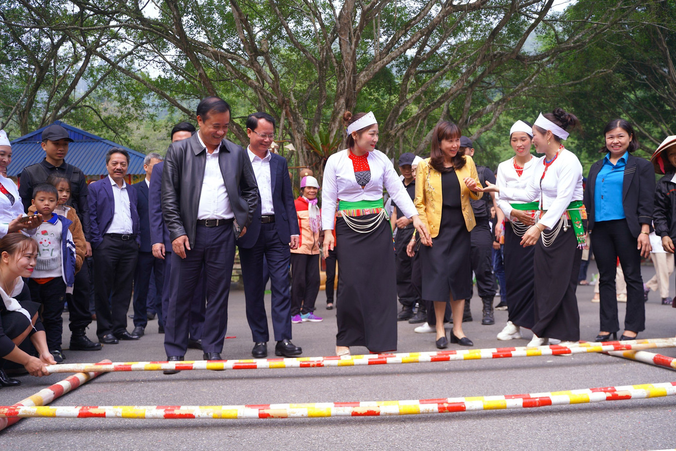 Các đại biểu tham quan không gian phối hợp trình diễn các hoạt động hoạt náo, văn hóa bản sắc dân tộc.