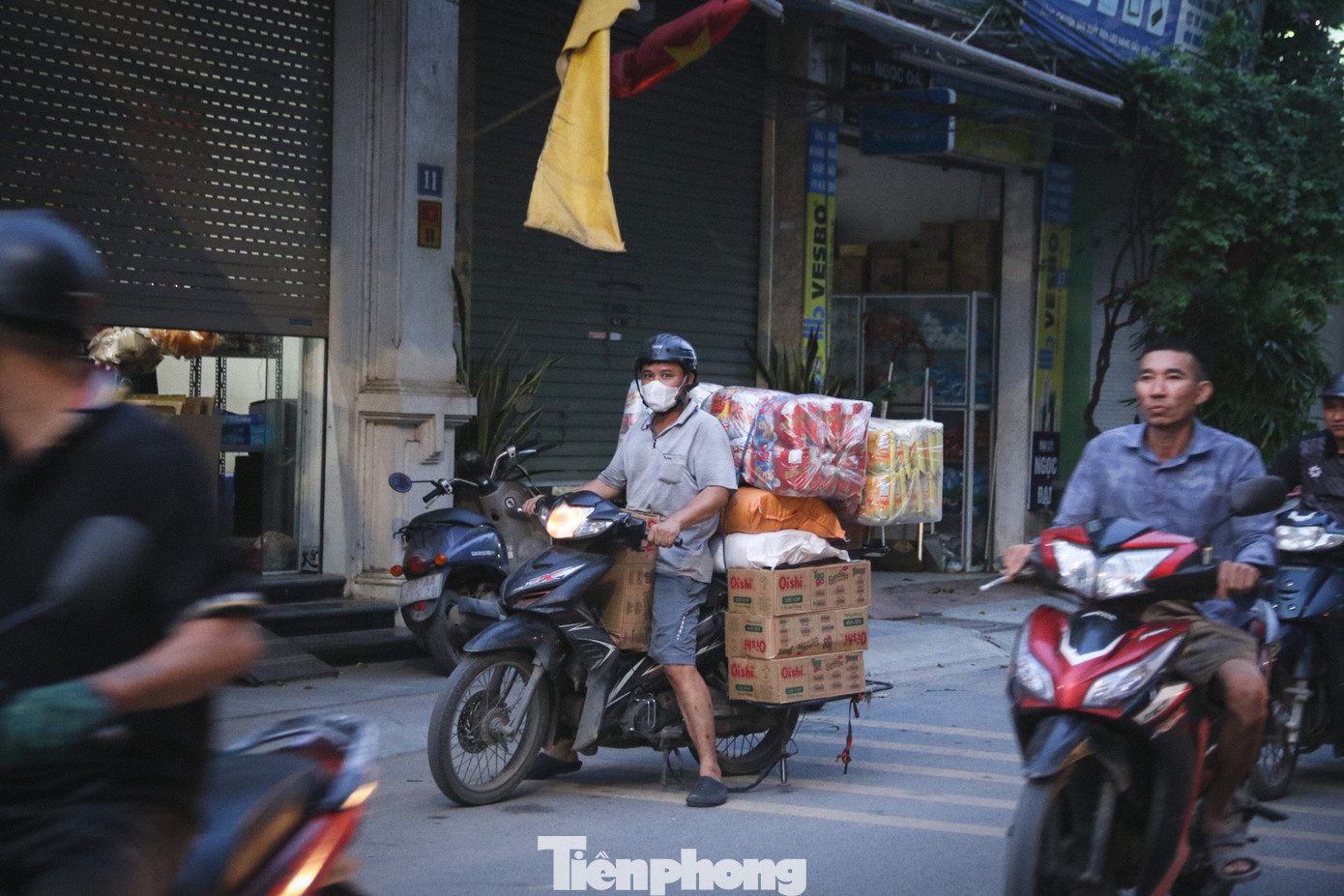Lác đác các thương lái tới nhập hàng tại các cửa hàng phân phối bánh kẹo.