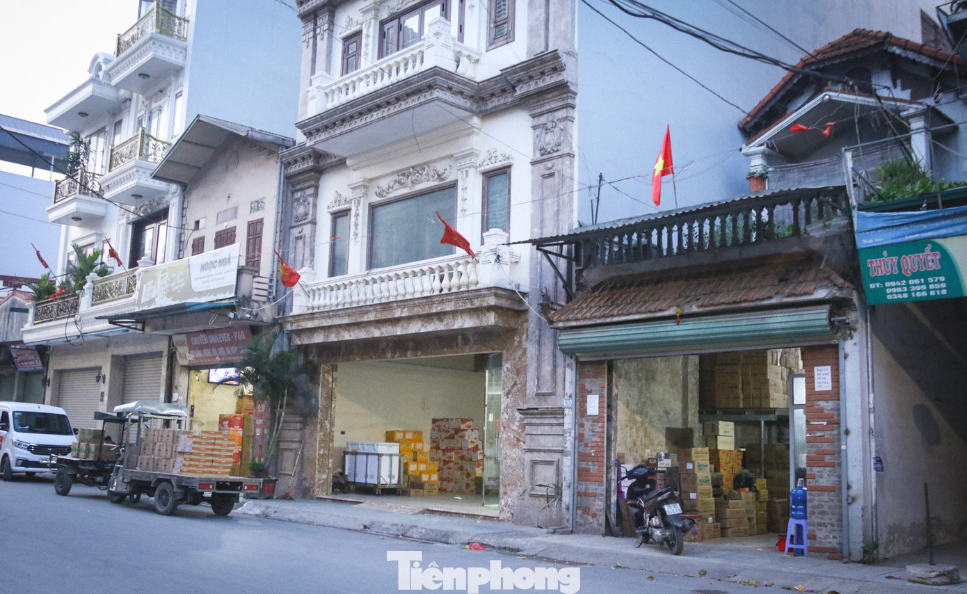 Theo ghi nhận của PV Tiền Phong chiều 5/6, nhiều cửa hàng đóng cửa, tạm ngừng kinh doanh; một số khác tiếp khách mua theo cách kín đáo, thận trọng.