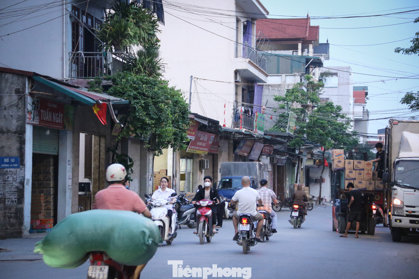 Thời gian qua, nhiều hộ kinh doanh tại La Phù, Hoài Đức, Hà Nội đã bị xử lý vì các hành vi vi phạm liên quan đến nguồn gốc xuất xứ, chất lượng sản phẩm và nghĩa vụ thuế.