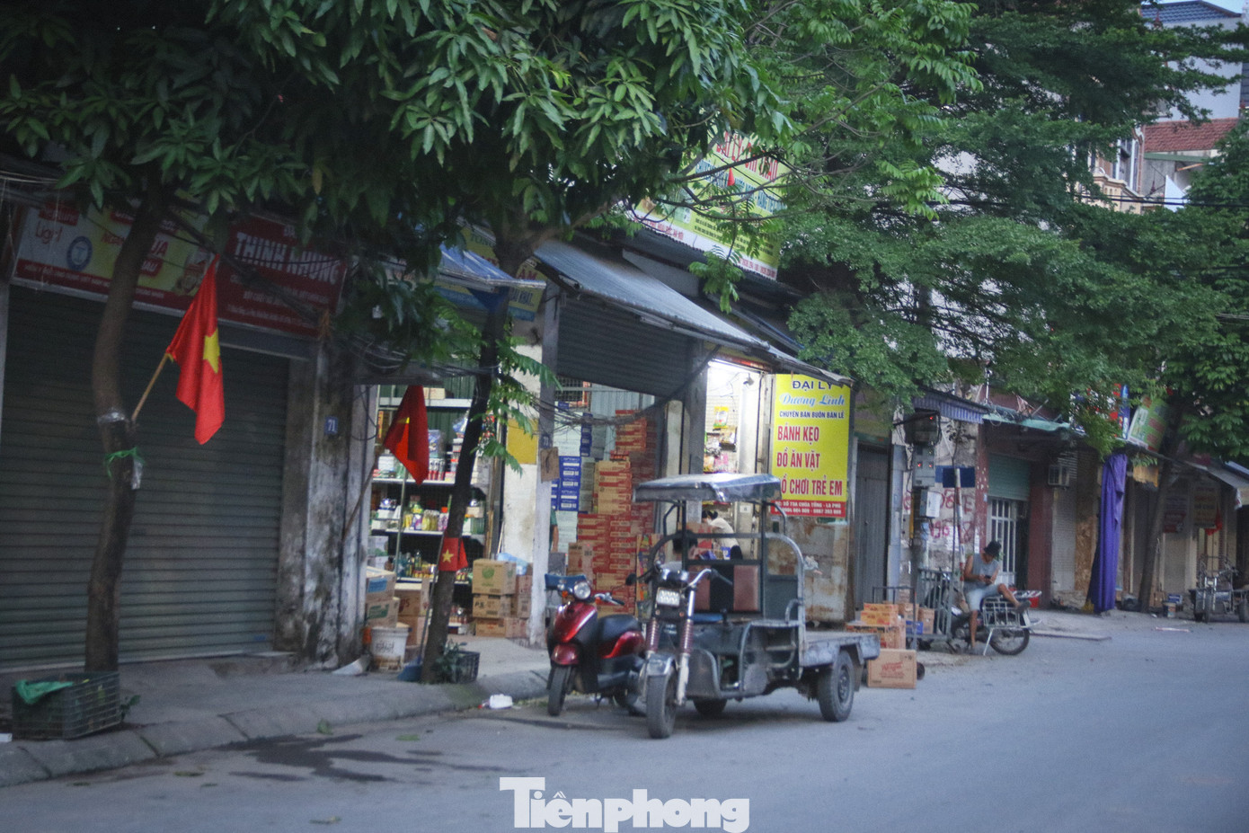 La Phù từ lâu vốn nổi tiếng là đầu mối chuyên phân phối các loại bánh kẹo nội địa lẫn nhập khẩu giá rẻ. Với vị trí gần trung tâm Thủ đô, nguồn hàng phong phú và giá cả cạnh tranh, nơi đây trở thành “chợ sỉ” quen thuộc của tiểu thương từ Bắc vào Nam, đặc biệt nhộn nhịp vào dịp Tết Nguyên đán và Trung thu.