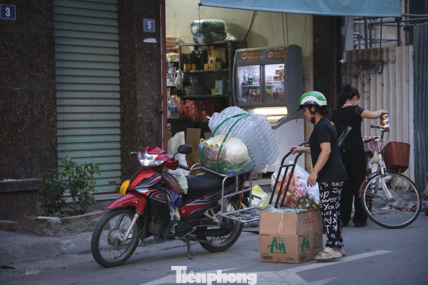 Lác đác các thương lái tới nhập hàng tại các cửa hàng phân phối bánh kẹo.