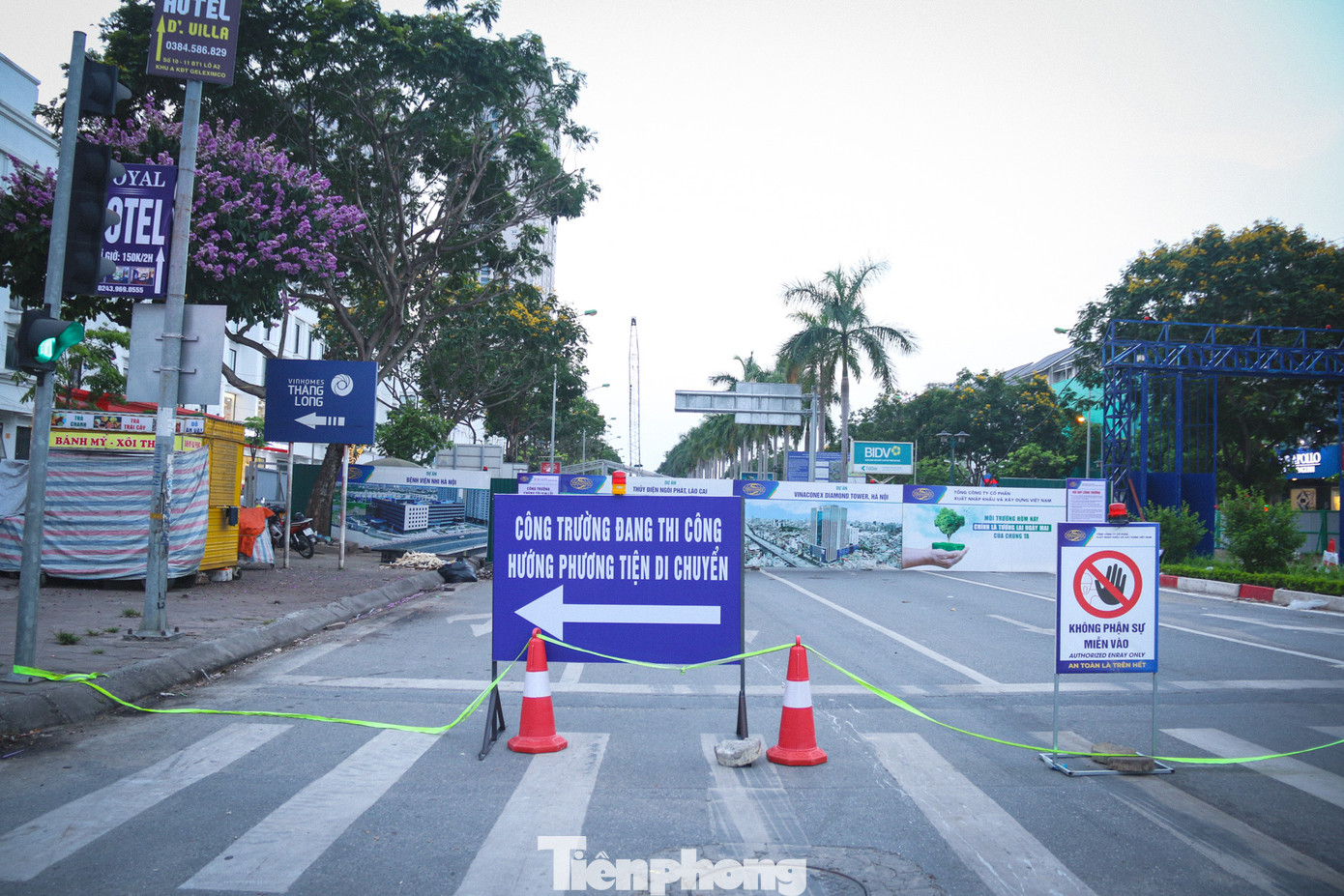 Các khu vực đường cấm lưu thông được quây tôn, ngăn đường để đảm bảo an toàn thi công. Các khu vực đường cấm lưu thông được quây tôn, ngăn đường để đảm bảo an toàn thi công.