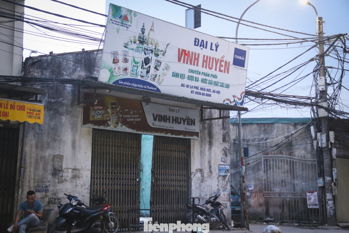 Nhiều tiểu thương ngồi bên ngoài trông hàng, khi hỏi mua hoặc tiếp cận tìm hiểu nguồn hàng, phóng viên được trả lời với thái độ dè dặt, đặc biệt né tránh các câu hỏi liên quan đến giấy tờ chứng minh nguồn gốc sản phẩm.