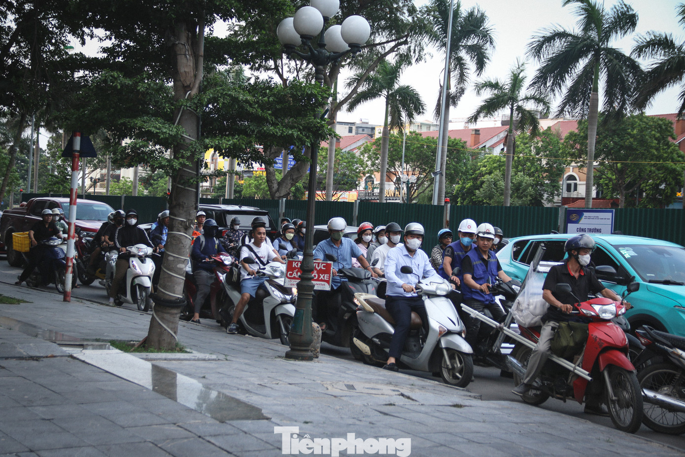 Dù không còn bất ngờ khi lộ trình phải thay đổi như ngày đầu tiên nhưng vào các khung giờ cao điểm sáng/chiều, đường nội khu tại đường Hoàng Tùng thường xuyên ùn tắc kéo dài. Dù không còn bất ngờ khi lộ trình phải thay đổi như ngày đầu tiên nhưng vào các khung giờ cao điểm sáng/chiều, đường nội khu tại đường Hoàng Tùng thường xuyên ùn tắc kéo dài.