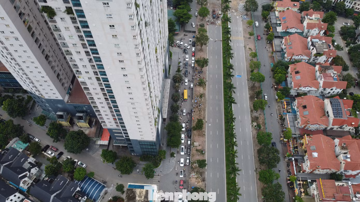 Phương tiện nối đuôi nhau di chuyển từ Đại lộ Thăng Long đến ngã tư Thiên Phúc.