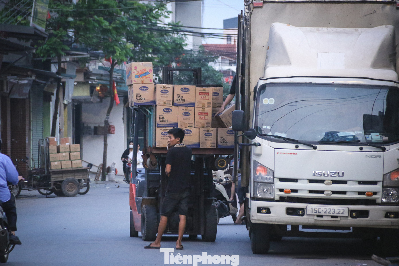 Ô tô vận chuyển hàng hóa đi các tỉnh hay khách kinh doanh nhỏ lẻ đi xe máy vẫn ra vào lấy hàng. Tuy nhiên, tại một số kho chứa cách trục chính khoảng 1km, không khí yên ắng, cửa cuốn kéo xuống im lìm.