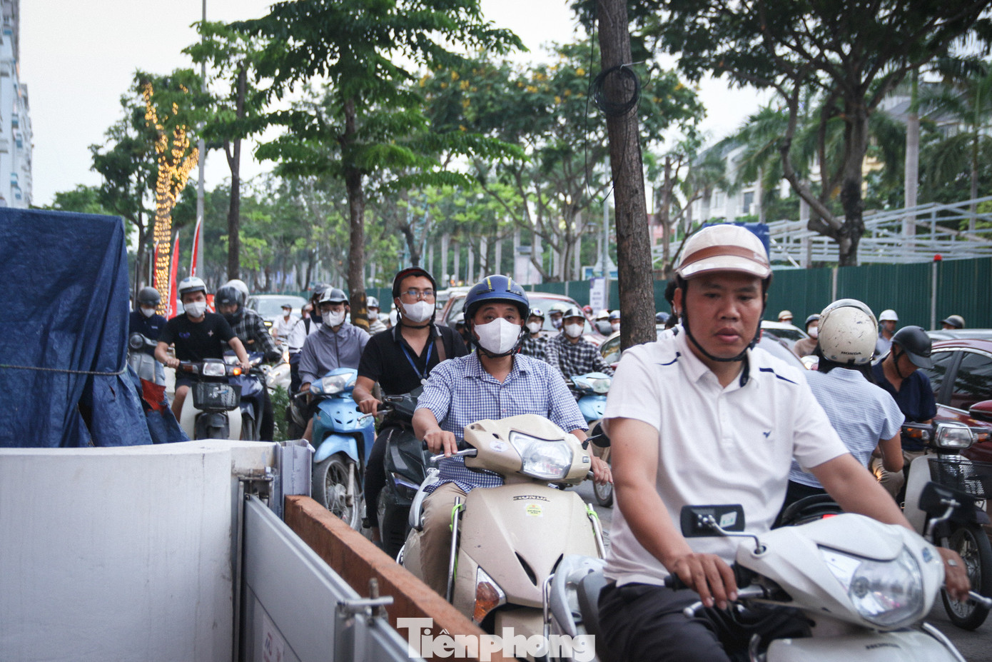 Anh Viết Minh (Vân Lũng, Hoài Đức) hàng ngày đều di chuyển theo đường gom Đại lộ Thăng Long để vào nội thành làm việc: "Ngày đầu tiên cấm đường, các đường khác để đi vào Hà Nội đều tắc cứng, tôi đã mất 1 tiếng để tới chỗ làm. Hai ngày nay dù không khó khăn để tìm đường nữa nhưng xe lớn, xe bé chen chúc tại các tuyến đường nội khu làm việc di chuyển qua khu vực vẫn rất khó khăn", anh Minh chia sẻ. Anh Viết Minh (Vân Lũng, Hoài Đức) hàng ngày đều di chuyển theo đường gom Đại lộ Thăng Long để vào nội thành làm việc: "Ngày đầu tiên cấm đường, các đường khác để đi vào Hà Nội đều tắc cứng, tôi đã mất 1 tiếng để tới chỗ làm. Hai ngày nay dù không khó khăn để tìm đường nữa nhưng xe lớn, xe bé chen chúc tại các tuyến đường nội khu làm việc di chuyển qua khu vực vẫn rất khó khăn", anh Minh chia sẻ.