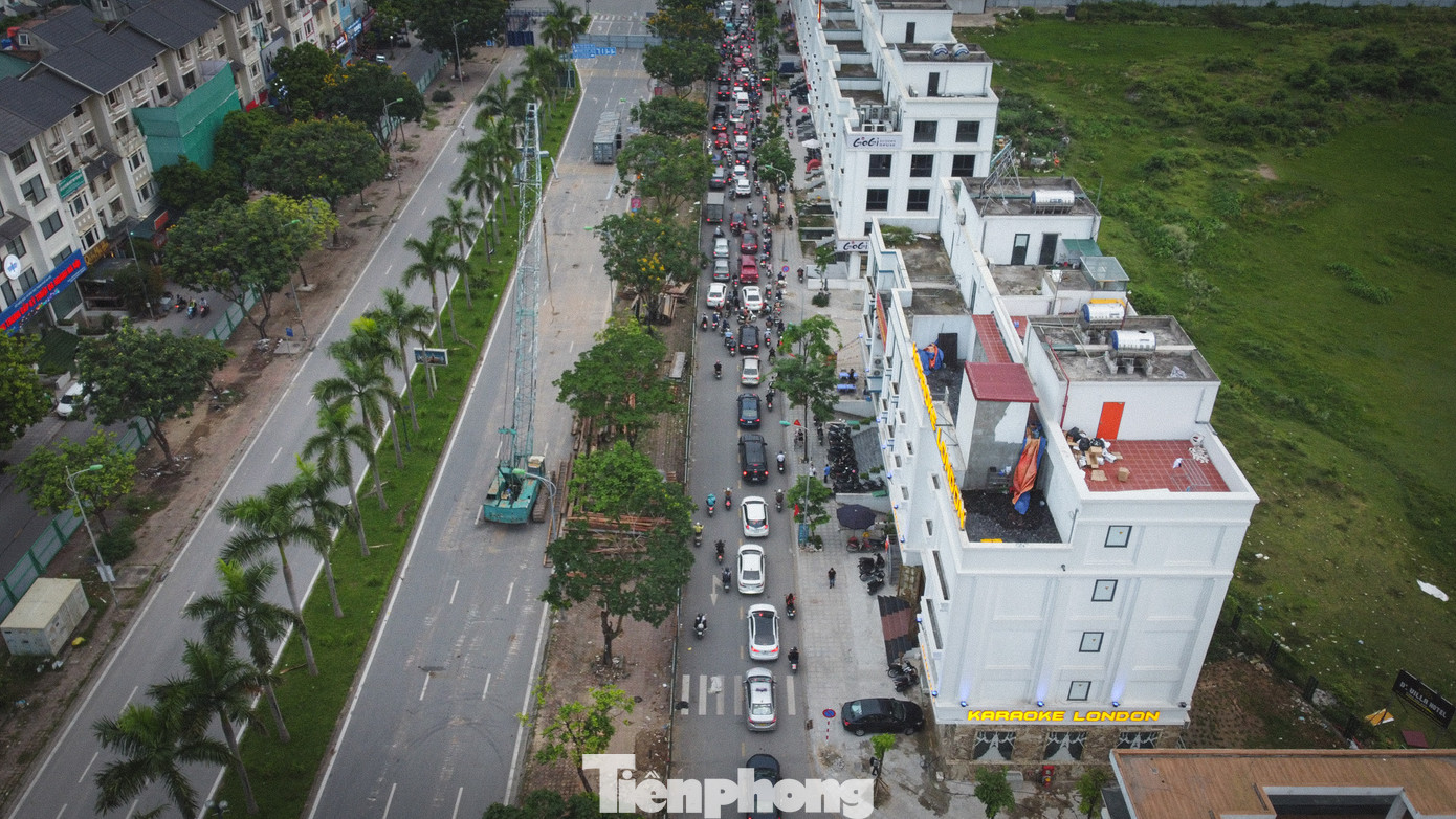 Trong ba ngày đầu triển khai điều chỉnh tổ chức giao thông phục vụ thi công công trình, theo ghi nhận của PV Tiền Phong, các tuyến đường tránh thường xuyên có tình trạng ùn tắc cục bộ do lượng phương tiện chuyển hướng di chuyển. Trong ba ngày đầu triển khai điều chỉnh tổ chức giao thông phục vụ thi công công trình, theo ghi nhận của PV Tiền Phong, các tuyến đường tránh thường xuyên có tình trạng ùn tắc cục bộ do lượng phương tiện chuyển hướng di chuyển.