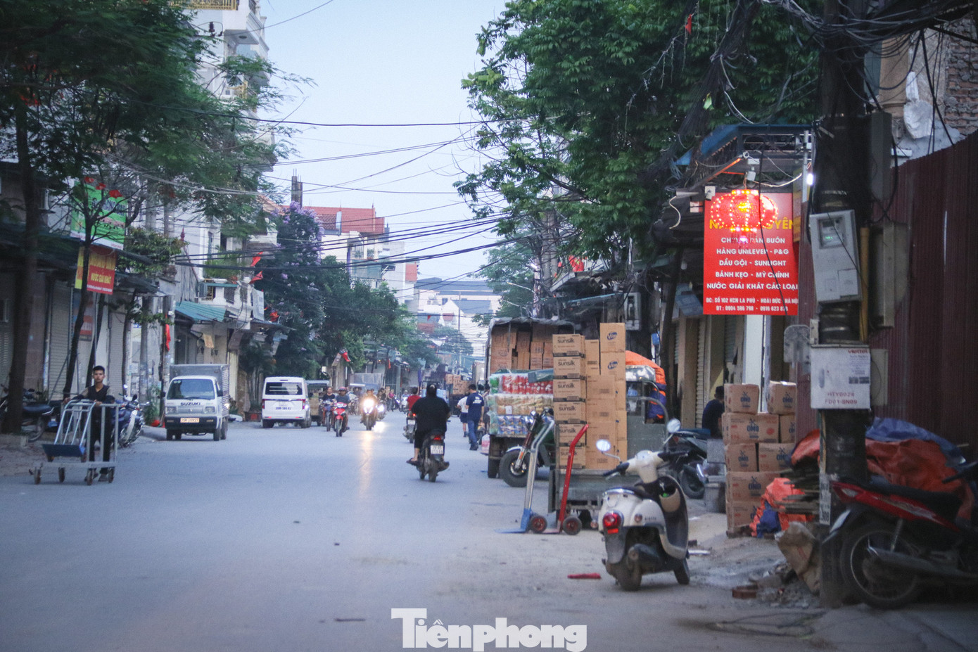 Trái ngược với vẻ tấp nập, huyên náo thường lệ, tình hình buôn bán hàng hoá của các hộ kinh doanh ở La Phù (Hoài Đức) thời gian qua có phần trầm lắng hơn trong đợt cao điểm kiểm tra hàng giả, hàng kém chất lượng.