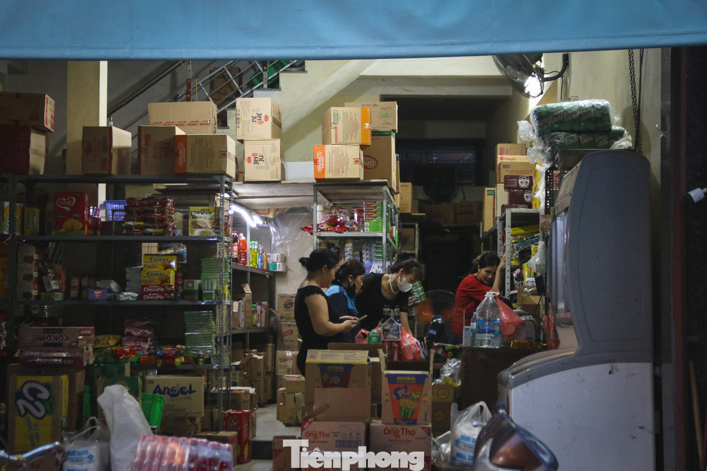 Các cửa hàng đại lý kinh doanh cũng vắng bóng người mua.