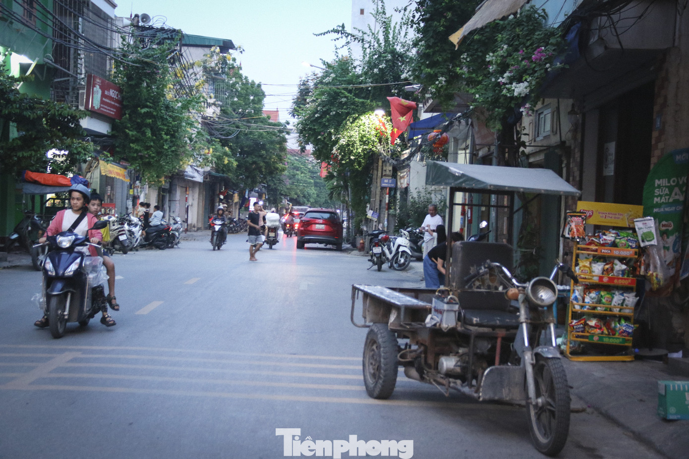 Có cửa hàng nằm trên trục đường lớn của xã La Phù, chị H. (chủ một cửa hàng phân phối bánh kẹo ở La Phù) khẳng định vẫn cung cấp sản phẩm khi có khách, hoạt động giao dịch vẫn diễn ra trong kho, tuy nhiên không mở cửa thường xuyên. &quot;Công việc buôn bán khó khăn hơn trước bởi nhiều cửa hàng không còn “né&quot; được thuế. Trước đây chúng tôi bán lẻ không có thuế thì bớt chi phí. Giờ nhiều khách nhập hàng cũng đòi hỏi hoá đơn đỏ do siết chặt quản lý nên cửa hàng cũng đang loay hoay để xuất hóa đơn theo yêu cầu”, chị H cho biết.