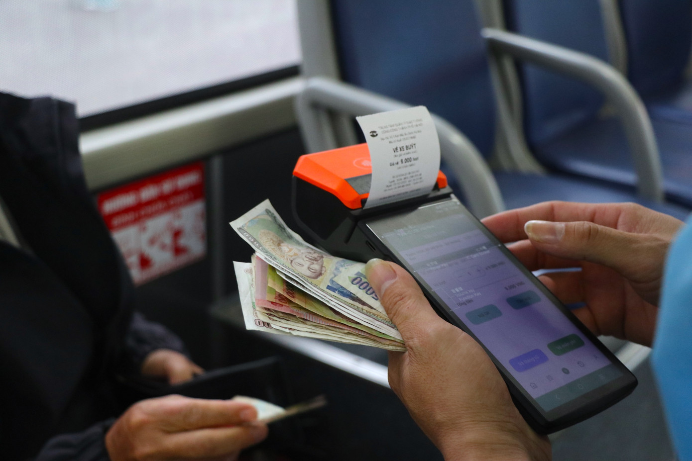 Trước sự đổi mới này, nhiều người hào hứng trải nghiệm sự thuận tiện khi thanh toán vé xe.