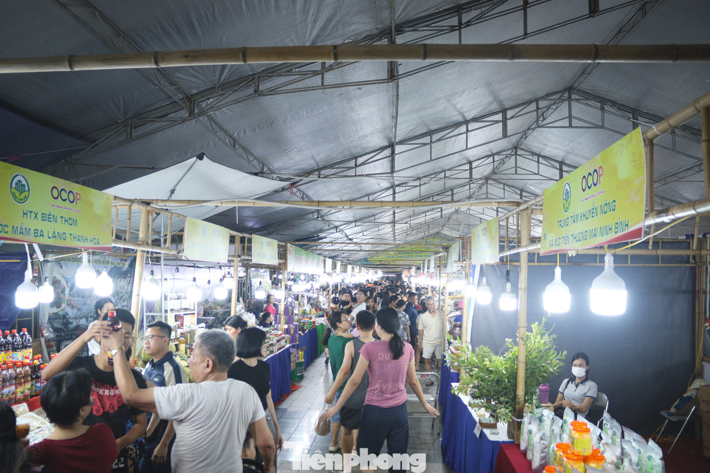 Đông đảo người dân Thủ đô thăm quan, mua sắm sản phẩm OCOP và đặc sản vùng miền tại sự kiện trên phố đi bộ Sơn Tây vào tối 16/5.