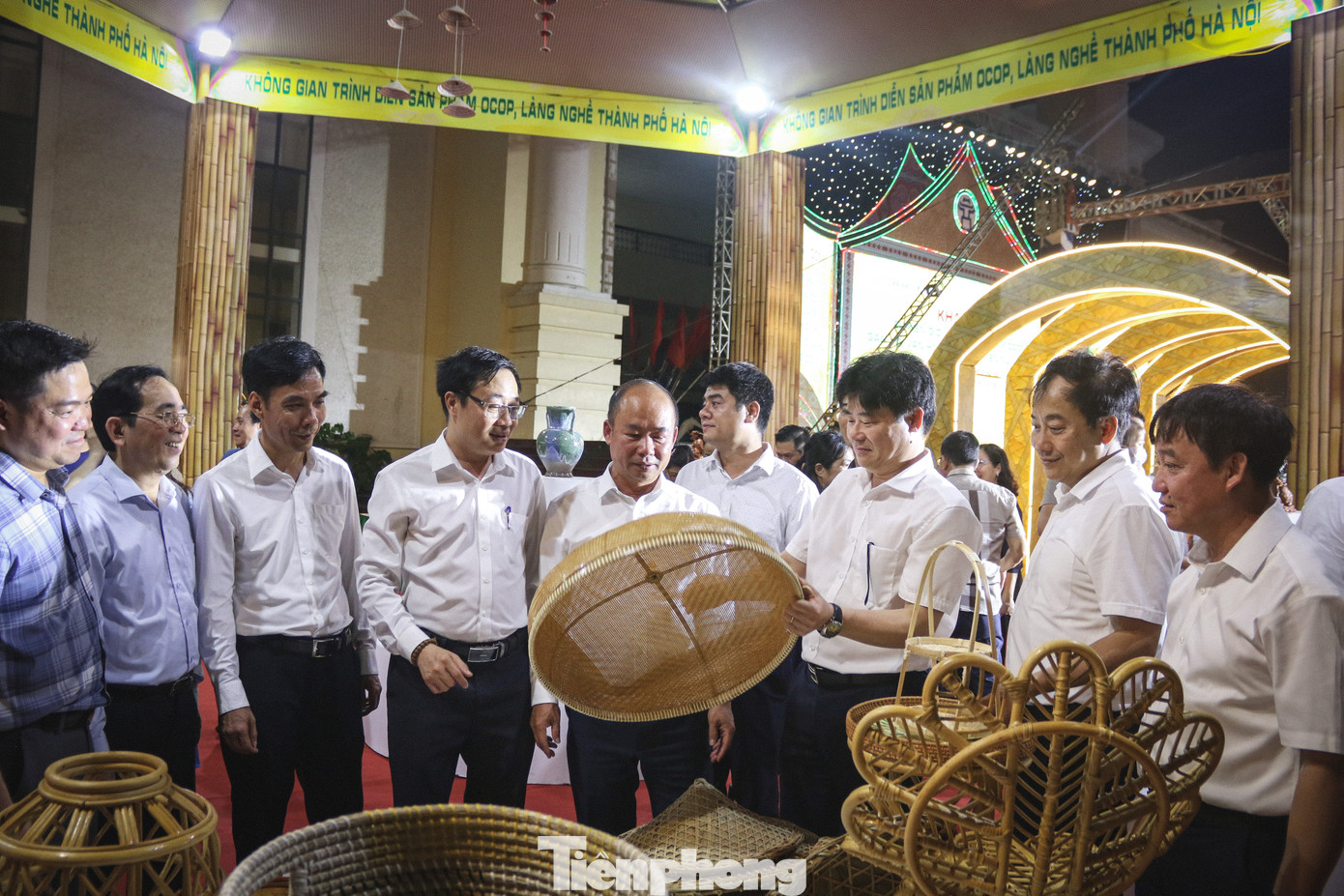 Các đại biểu tham quan sản phẩm OCOP góp mặt tại sự kiện.