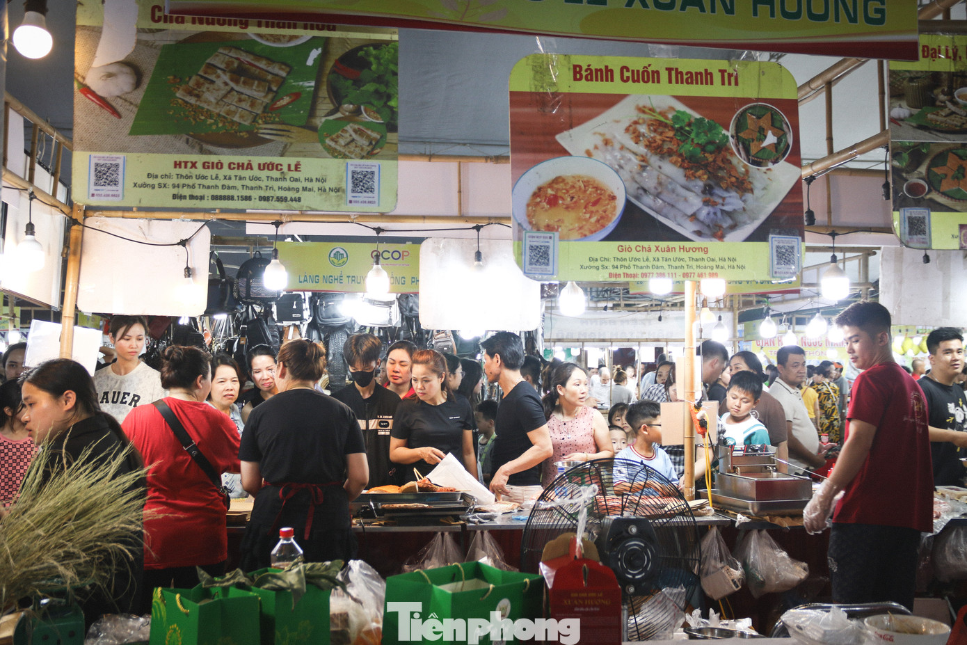 Đông đảo người dân Thủ đô thăm quan, mua sắm sản phẩm OCOP và đặc sản vùng miền tại sự kiện trên phố đi bộ Sơn Tây vào tối 16/5.