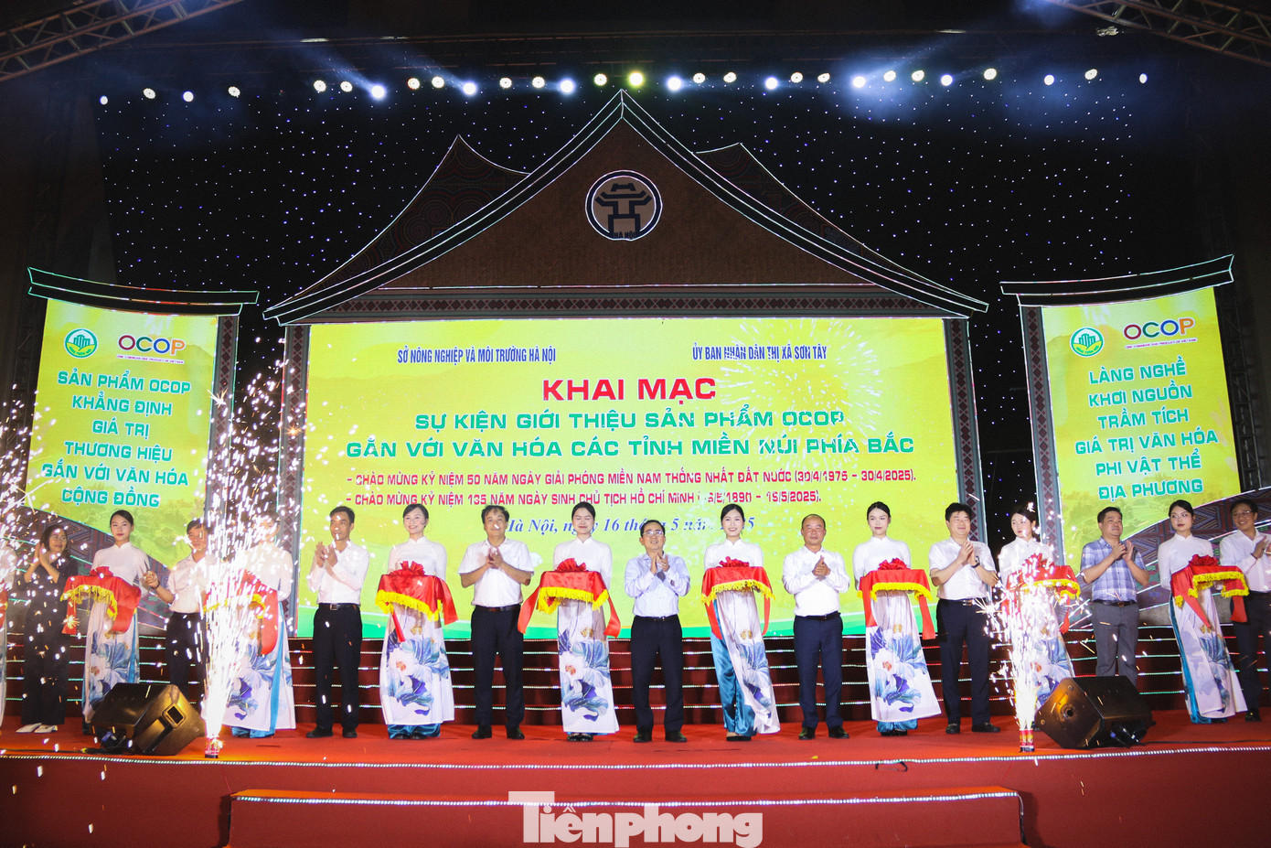 Các đại biểu thực hiện nghi thức khai mạc chương trình.