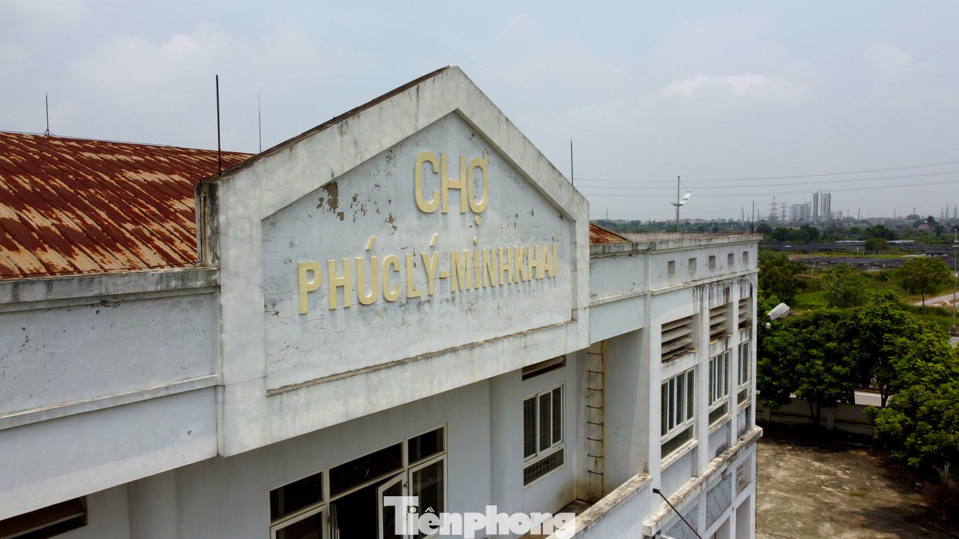 Tuy nhiên, từ năm 2014 đến nay, khi các hạng mục xây dựng cơ bản được hoàn thiện đến nay, chợ vẫn trong cảnh “cửa đóng then cài”. Tới tháng 10/2017, chợ Phúc Lý được giao cho Ban quản lý chợ quận quản lý và xây dựng phương án quản lý kinh doanh khai thác theo quy định hiện hành.