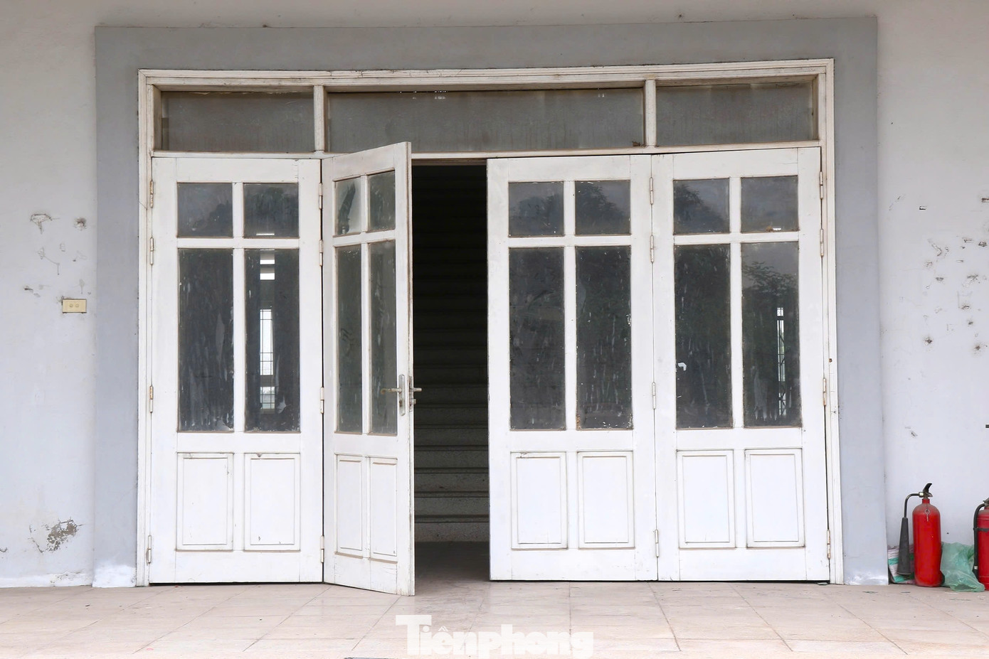 Sau nhiều năm bỏ hoang, chợ Phúc Lý đang dần có dấu hiệu xuống cấp. Cụ thể, tường rào, rào chắn, cột đèn điện đã có phần hoen gỉ, bong tróc sơn và ố vàng...