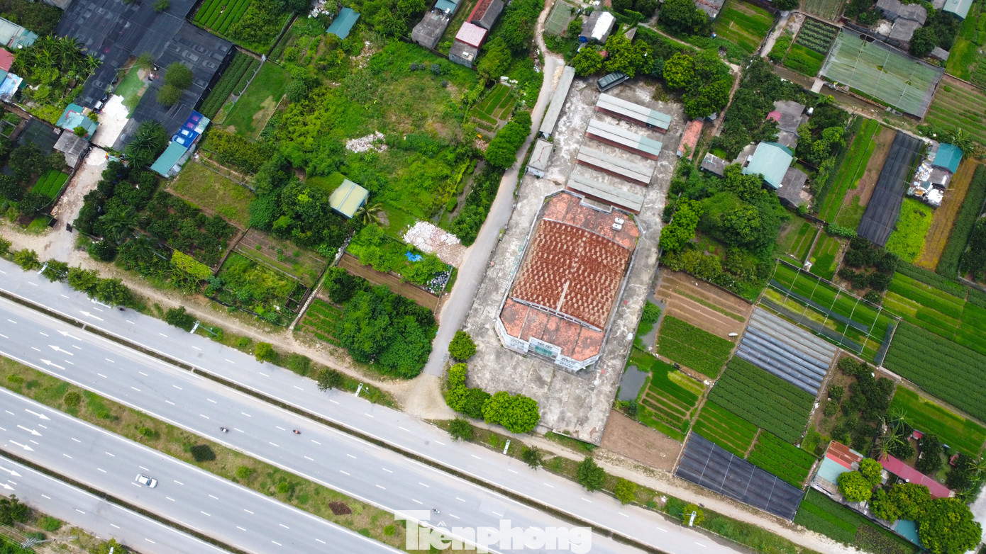 Dù có mặt tiền đắc địa hướng tuyến đường nghìn tỷ đường Tây Thăng Long - đoạn 3 từ nút giao với đường Văn Tiến Dũng đến nút giao đường vành đai 3.5, nhưng 3 phía chợ Phúc Lý là cánh đồng với dân cư thưa thớt. Hiện sau 10 năm hoàn thiện, chợ vẫn chưa đi vào sử dụng.