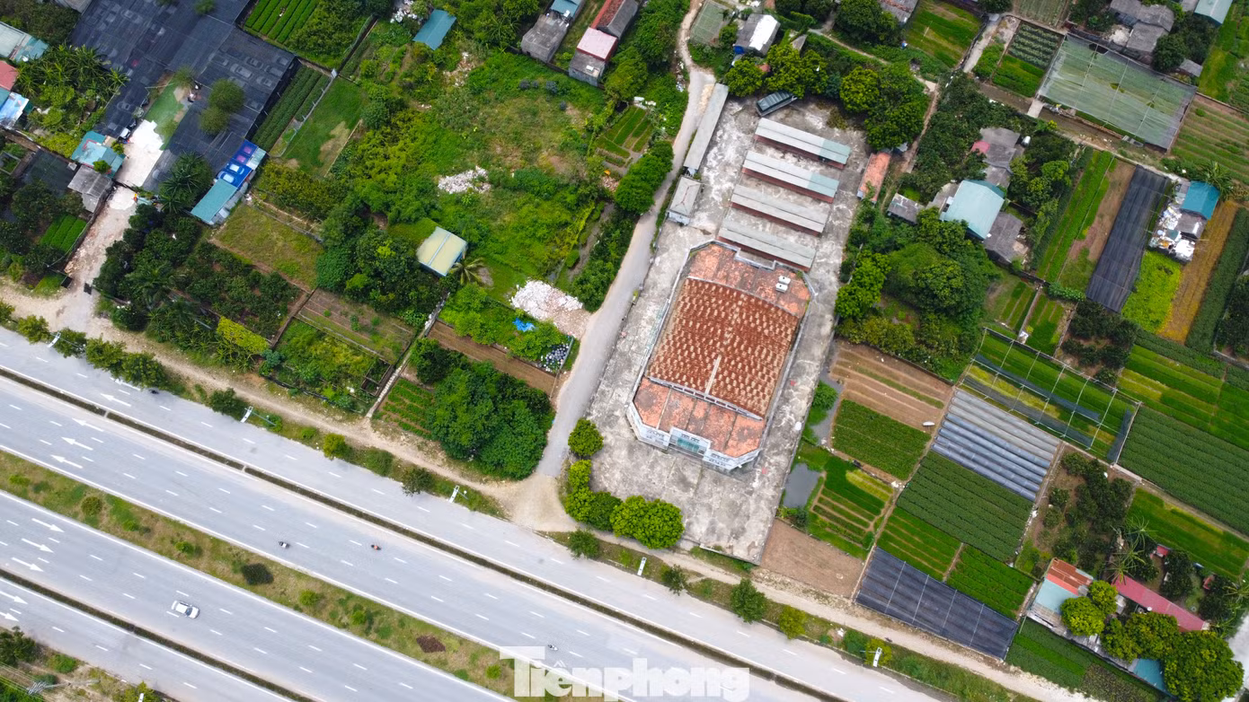 Dù có mặt tiền đắc địa hướng tuyến đường nghìn tỷ đường Tây Thăng Long - đoạn 3 từ nút giao với đường Văn Tiến Dũng đến nút giao đường vành đai 3.5, nhưng 3 phía chợ Phúc Lý là cánh đồng với dân cư thưa thớt. Hiện sau 10 năm hoàn thiện, chợ vẫn chưa đi vào sử dụng. Dù có mặt tiền đắc địa hướng tuyến đường nghìn tỷ đường Tây Thăng Long - đoạn 3 từ nút giao với đường Văn Tiến Dũng đến nút giao đường vành đai 3.5, nhưng 3 phía chợ Phúc Lý là cánh đồng với dân cư thưa thớt. Hiện sau 10 năm hoàn thiện, chợ vẫn chưa đi vào sử dụng.