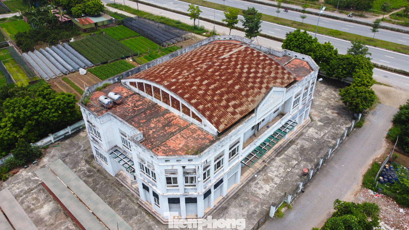 Theo đại diện Ban Quản lý chợ Phúc Lý, trước đây chợ đã đi vào hoạt động nhưng tiểu thương tới đăng ký buôn bán được một thời gian không bán được lại chuyển đi. "Đây là chợ dân sinh, trước đây UBND Quận Bắc Từ Liêm từng kêu gọi người dân tại chợ đầu mối về nhưng chợ không đủ yêu cầu nên không thể thu hút tiểu thương chợ đầu mối. Thời gian đầu hoạt động, tiểu thương chợ cóc từng tràn về bán rồi nhưng do dân cư ít nên rất khó bán hàng. Chợ đã tạo điều kiện, trong 3 tháng đầu không thu phí mà chỉ lấy tiền vệ sinh để thu hút người dân nhưng đa số các hộ về kinh doanh được thời gian ngắn lại đi vì không bán nổi. Hiện tại vẫn cố gắng thu hút người dân về kinh doanh, thuê kho bãi... để chợ sớm được hoạt động lại", đại diện của chợ cho biết.