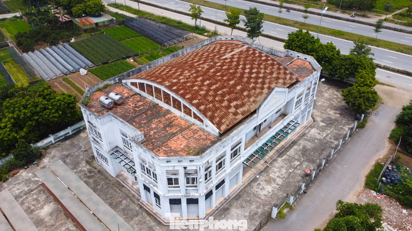 Theo đại diện Ban Quản lý chợ Phúc Lý, trước đây chợ đã đi vào hoạt động nhưng tiểu thương tới đăng ký buôn bán được một thời gian không bán được lại chuyển đi. "Đây là chợ dân sinh, trước đây UBND Quận Bắc Từ Liêm từng kêu gọi người dân tại chợ đầu mối về nhưng chợ không đủ yêu cầu nên không thể thu hút tiểu thương chợ đầu mối. Thời gian đầu hoạt động, tiểu thương chợ cóc từng tràn về bán rồi nhưng do dân cư ít nên rất khó bán hàng. Chợ đã tạo điều kiện, trong 3 tháng đầu không thu phí mà chỉ lấy tiền vệ sinh để thu hút người dân nhưng đa số các hộ về kinh doanh được thời gian ngắn lại đi vì không bán nổi. Hiện tại vẫn cố gắng thu hút người dân về kinh doanh, thuê kho bãi... để chợ sớm được hoạt động lại", đại diện của chợ cho biết. Theo đại diện Ban Quản lý chợ Phúc Lý, trước đây chợ đã đi vào hoạt động nhưng tiểu thương tới đăng ký buôn bán được một thời gian không bán được lại chuyển đi. "Đây là chợ dân sinh, trước đây UBND Quận Bắc Từ Liêm từng kêu gọi người dân tại chợ đầu mối về nhưng chợ không đủ yêu cầu nên không thể thu hút tiểu thương chợ đầu mối. Thời gian đầu hoạt động, tiểu thương chợ cóc từng tràn về bán rồi nhưng do dân cư ít nên rất khó bán hàng. Chợ đã tạo điều kiện, trong 3 tháng đầu không thu phí mà chỉ lấy tiền vệ sinh để thu hút người dân nhưng đa số các hộ về kinh doanh được thời gian ngắn lại đi vì không bán nổi. Hiện tại vẫn cố gắng thu hút người dân về kinh doanh, thuê kho bãi... để chợ sớm được hoạt động lại", đại diện của chợ cho biết.