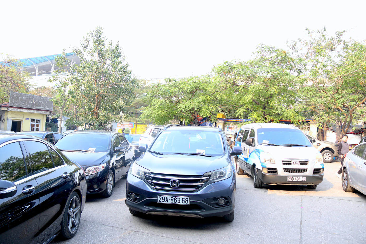 Nhiều trung tâm đăng kiểm tại Hà Nội có lượng khách tới đăng kiểm tăng đột biến trong tháng cuối năm.