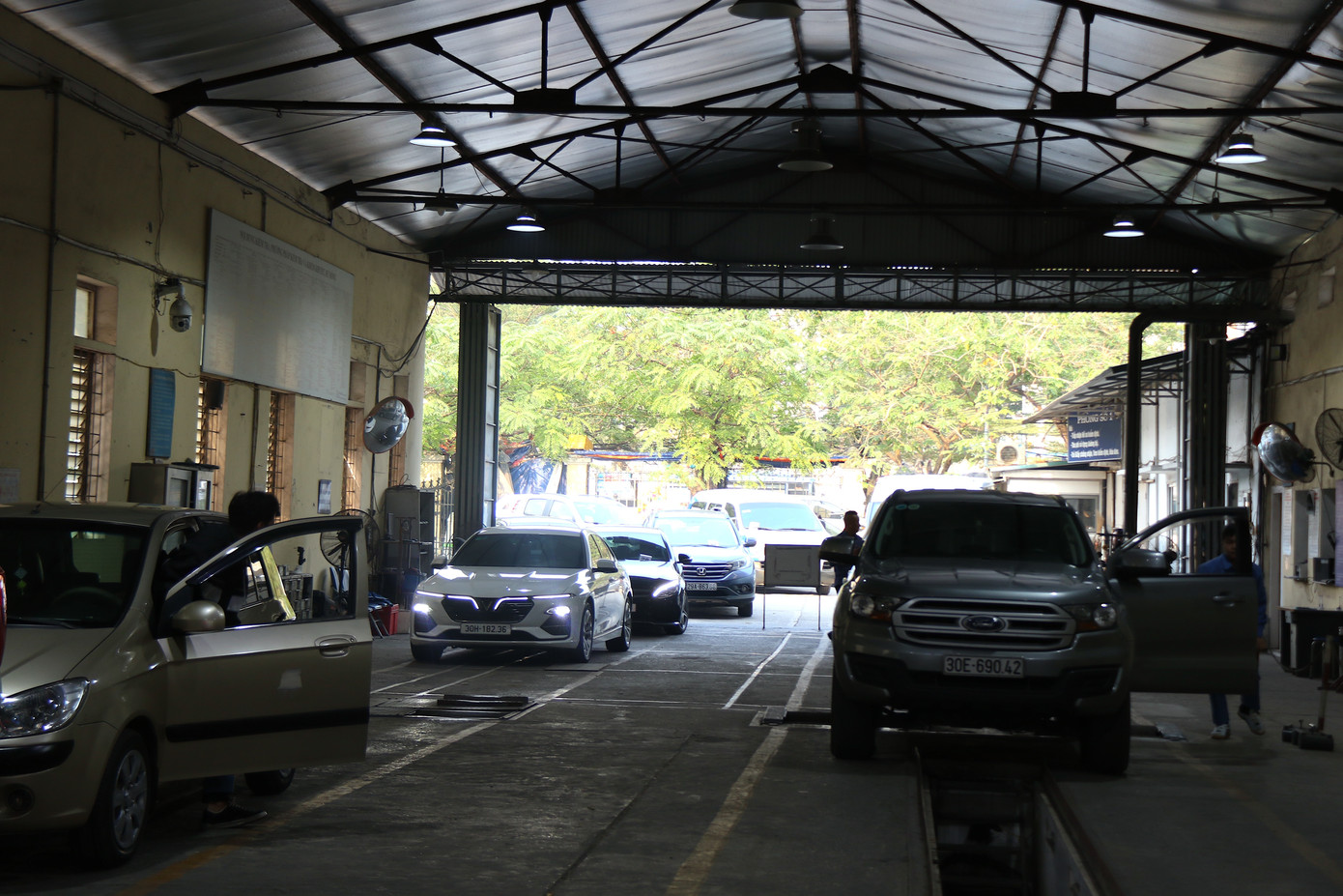 Cuối năm, nhu cầu đăng kiểm xe của người dân tăng cao nhưng không bị ùn tắc.