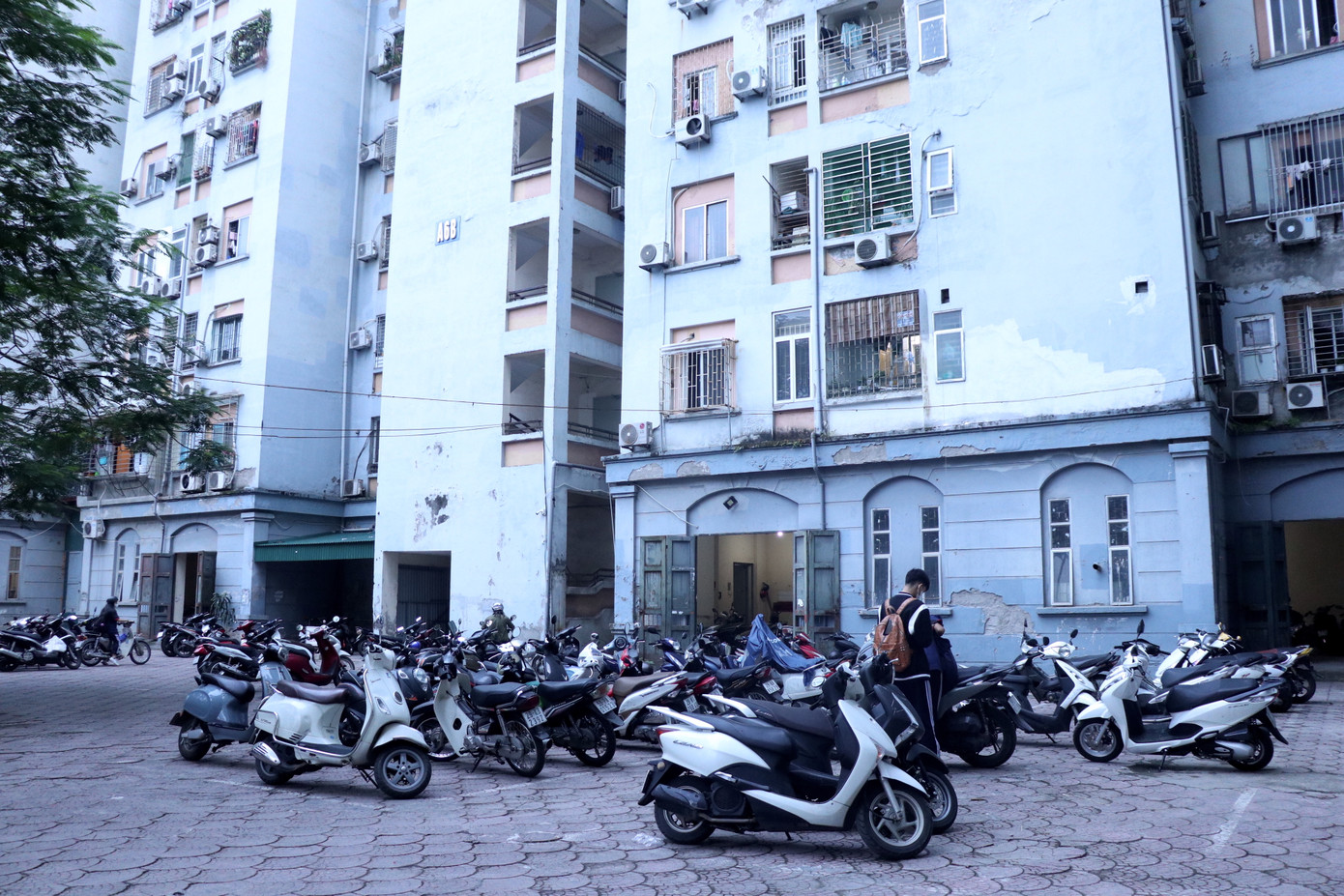 Bãi gửi xe chiếm trọn không gian công cộng của người dân sinh sống tại 4 toà nhà trong khu tái định cư.