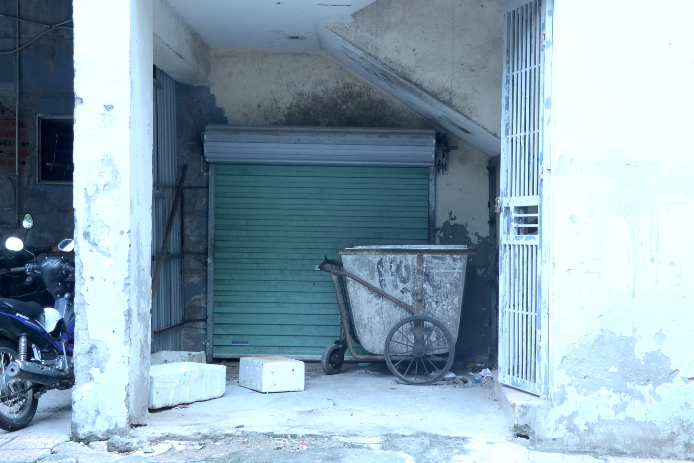 Theo số liệu từ Sở Xây dựng Hà Nội, toàn thành phố hiện có 199 tòa nhà chung cư tái định cư với 17.957 căn hộ (do Nhà nước đầu tư xây dựng) đã bàn giao và đưa vào sử dụng, nhưng còn 103 tòa nhà không có nhà sinh hoạt cộng đồng; 54 tòa nhà không có diện tích kinh doanh dịch vụ, theo thiết kế là chỗ để xe, phòng kỹ thuật; số ban quản trị được thành lập còn rất ít.