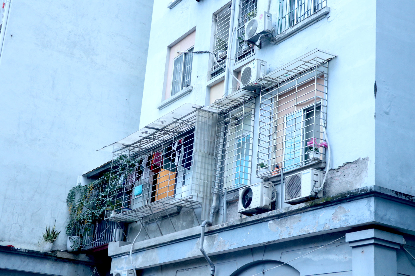 Nhiều gia đình cải tạo chuồng cọp tiềm ẩn nguy cơ rủi ro khi phát sinh sự cố.