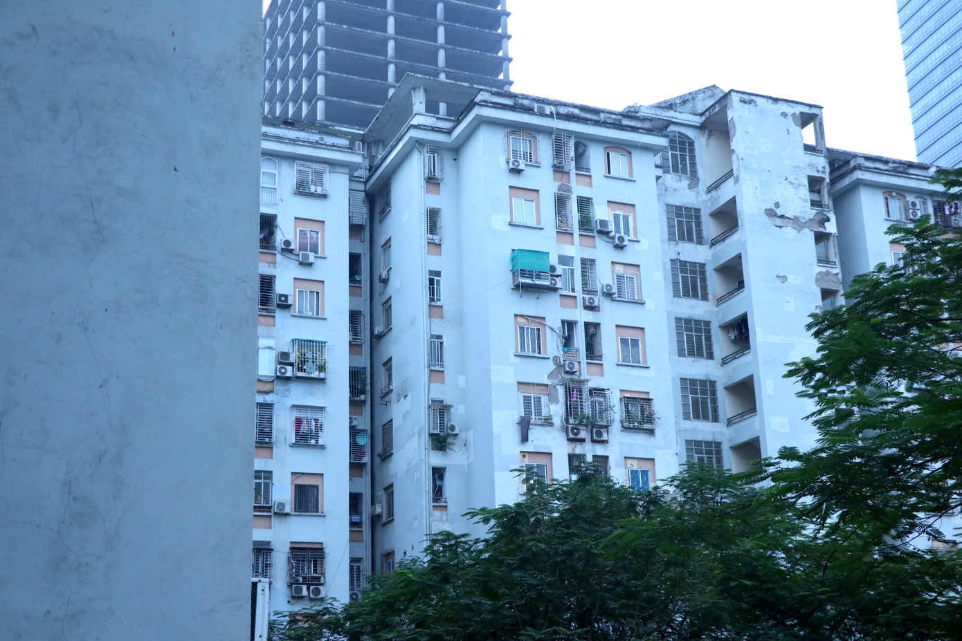 Tình cảnh tương tự cũng diễn ra tại không ít nhà tái định cư trên địa bàn thành phố Hà Nội. Nhiều tòa nhà tái định cư bị xuống cấp nhưng không có kinh phí bảo dưỡng; không ít tòa nhà được xây dựng hoàn thiện hàng chục năm vẫn bị bỏ hoang chưa có người đến ở, trong khi cơ chế vẫn còn nhiều vướng mắc.