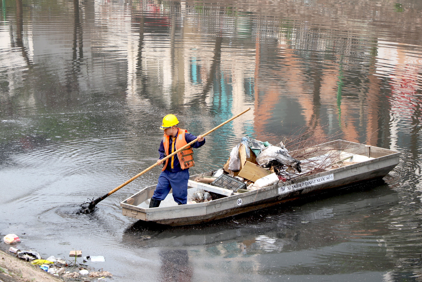 Sau 2 tháng đi vào hoạt động, tuyến đường dài 2 km vẫn vắng hoe người đi xe đạp và đi bộ do bất tiện cùng với mùi hôi thối của sông Tô Lịch bốc lên.