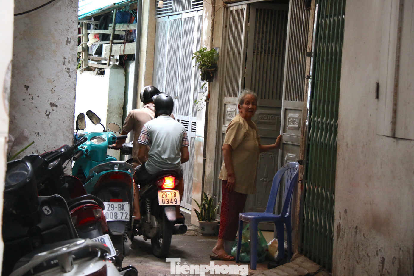 Những con ngõ chỉ vừa một xe đi qua thường thấy tại nhiều khu vực thuộc phố Thái Hà.