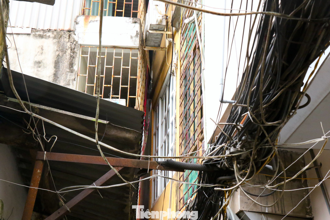 Hệ thống dây điện chằng chịt tiềm ẩn nguy cơ gây mất an toàn cháy nổ.