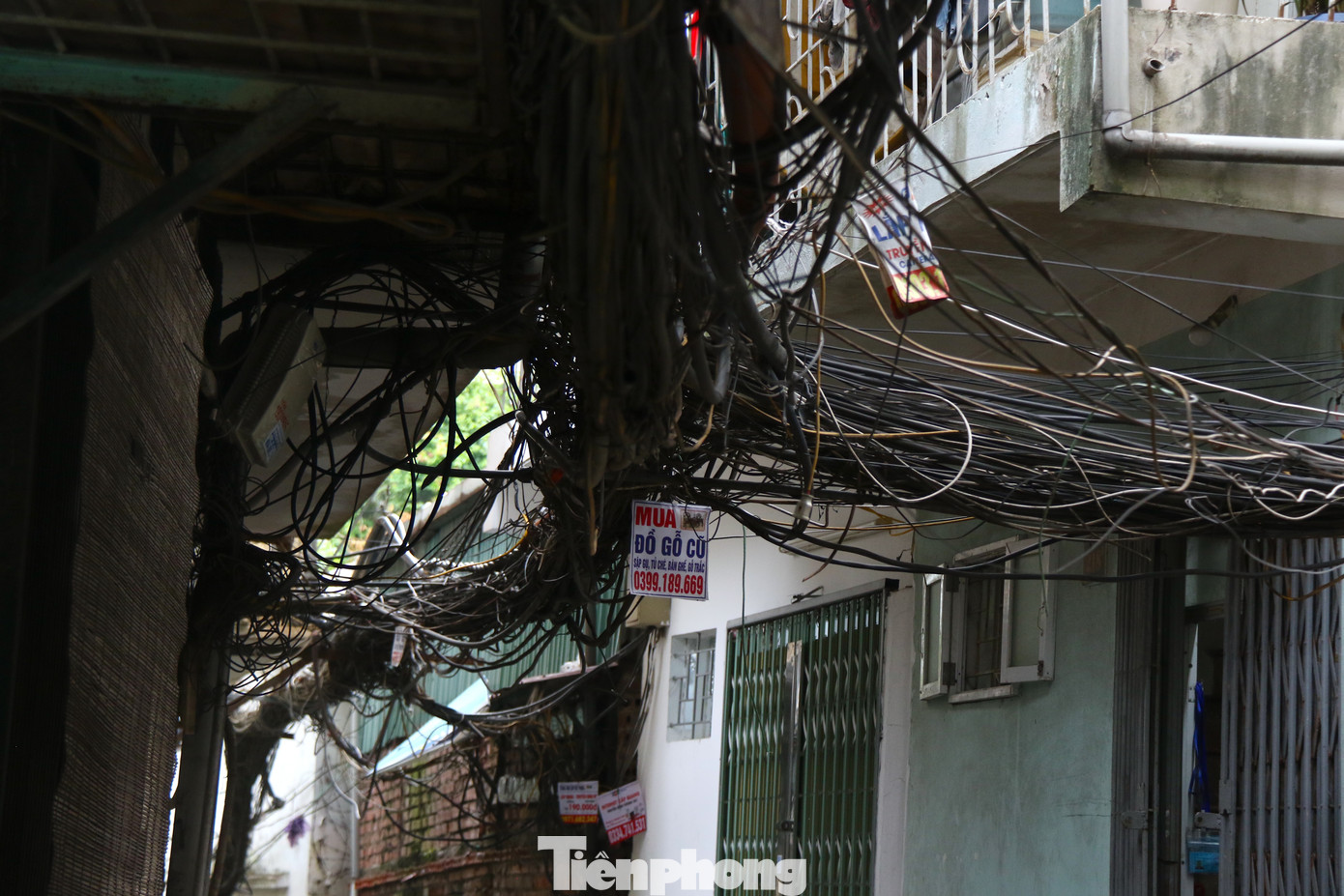 Hệ thống dây điện chằng chịt tiềm ẩn nguy cơ gây mất an toàn cháy nổ.