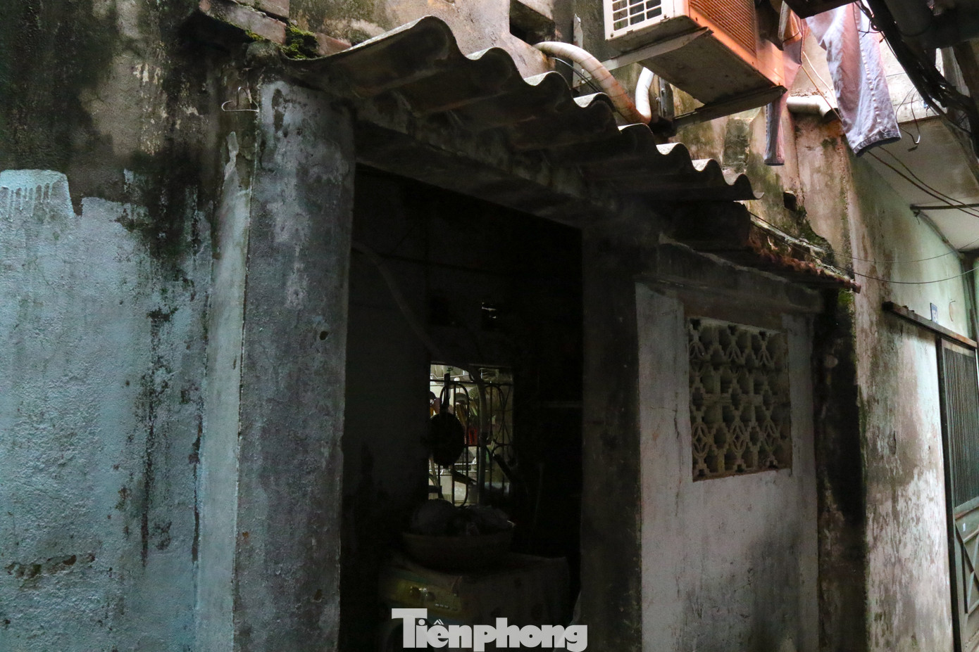 Những ngôi nhà xập xệ được cơi nới, gia cố thêm chuồng cọp tiềm ẩn nhiều nguy cơ mất an toàn.