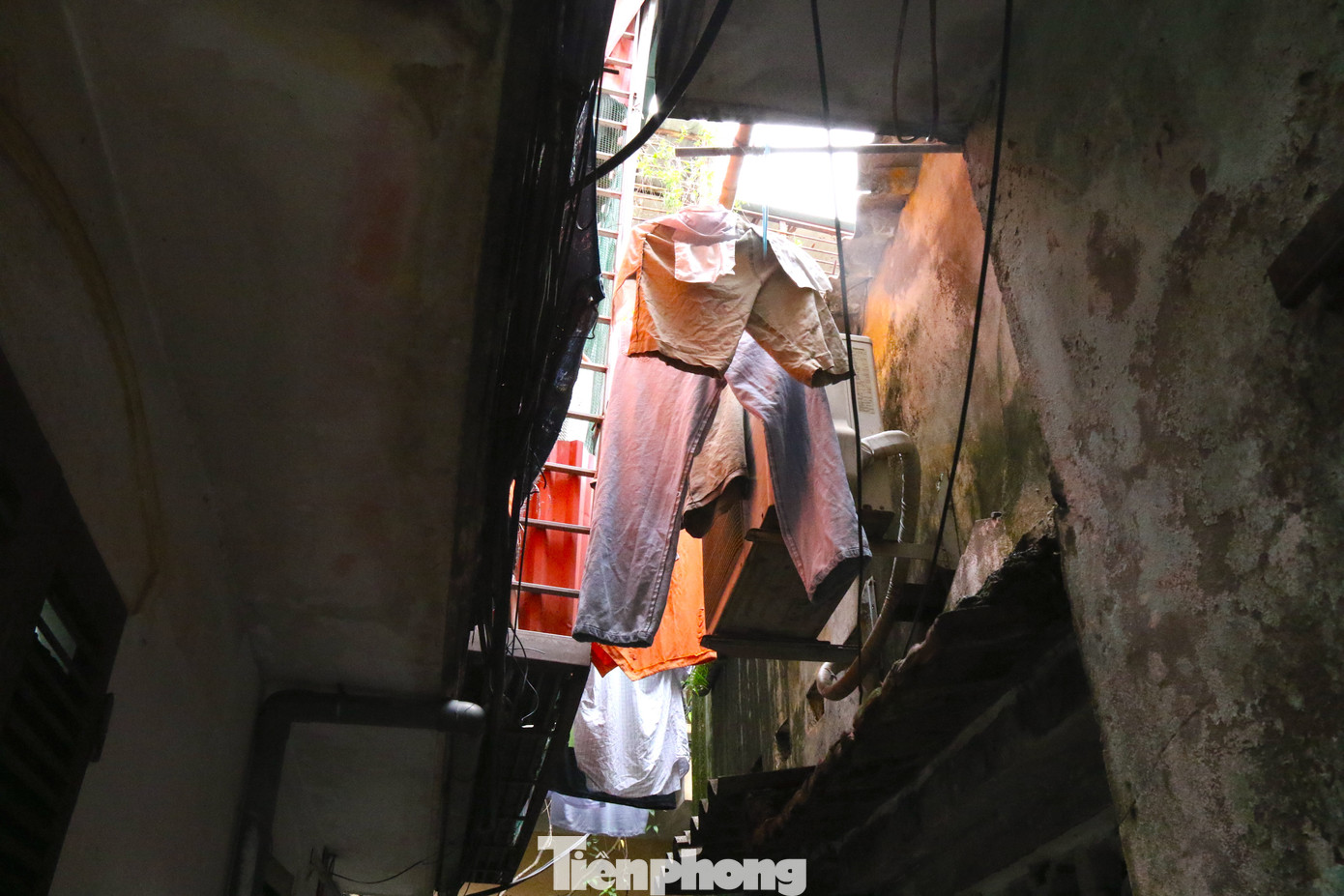 Những ngôi nhà xập xệ được cơi nới, gia cố thêm chuồng cọp tiềm ẩn nhiều nguy cơ mất an toàn.