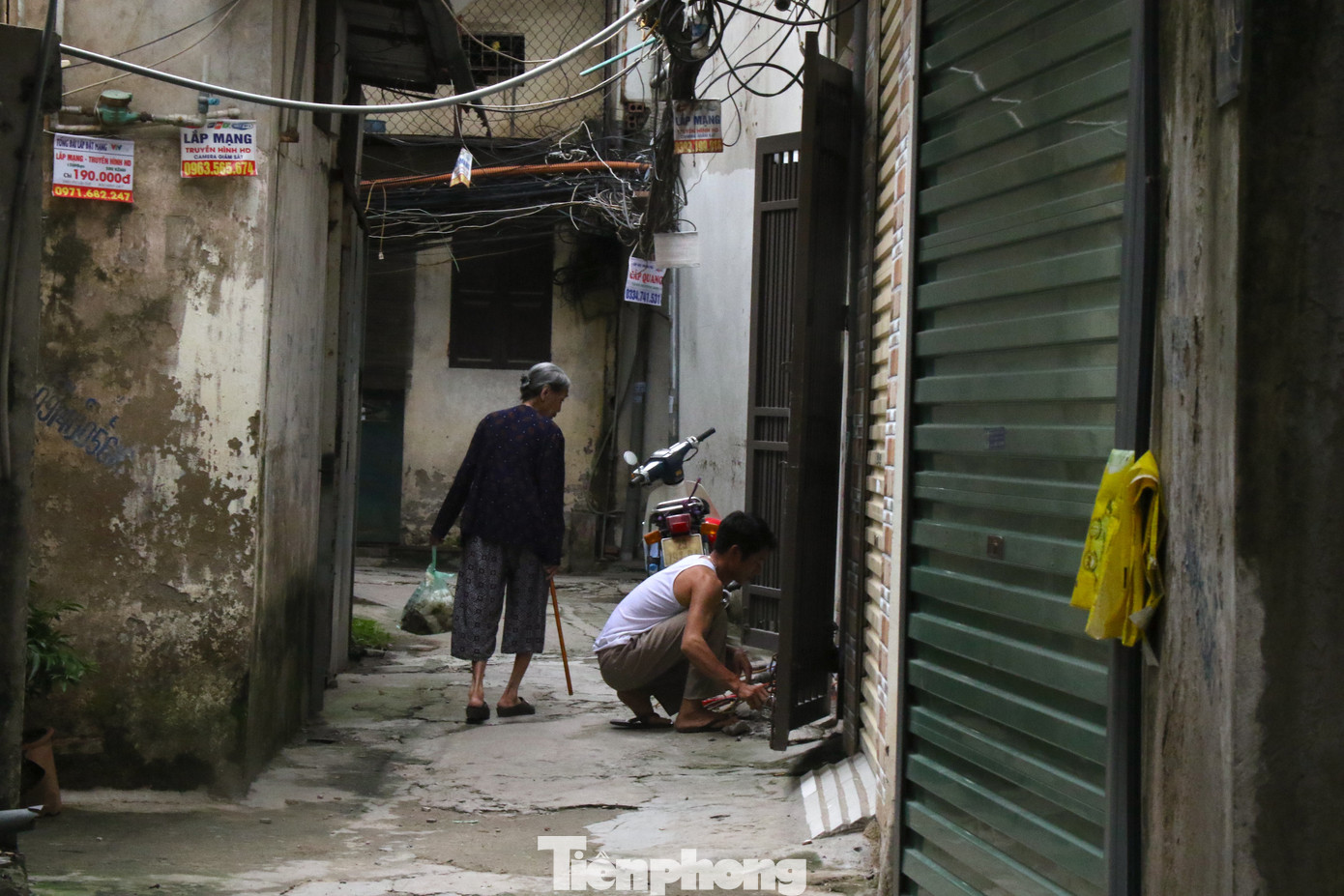 “Gia đình tôi ở đây từ năm 1991, khi khu vực còn là bãi rác, rất ít người sinh sống. Sau này được biết thành phố quy hoạch làm Công viên văn hóa Đống Đa. Thế nhưng 20 năm không làm. Với cá nhân tôi, bây giờ chỉ mong dự án sớm được triển khai để được hỗ trợ tiền đi nơi khác, ổn định cuộc sống”, bà Phương nhà ở ngõ 364 Thái Hà chia sẻ.