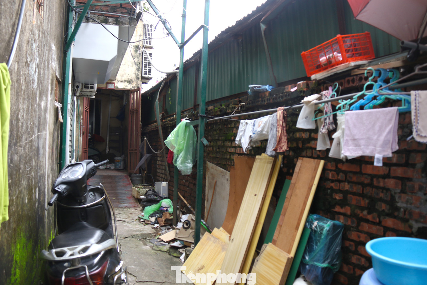 Diện tích nhỏ hẹp, nhiều gia đình lại có tới 3 thế hệ ở chung một căn nhà cấp 4. Do vậy họ phải cơi nới bếp và nhà vệ sinh ra ngoài một cách tạm bợ.