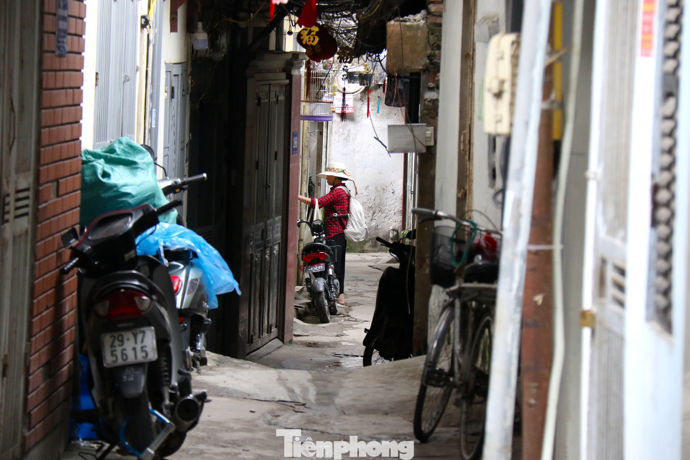 Con ngõ 364 Thái Hà là khu dân cư đông đúc, chật cứng những căn nhà tạm.