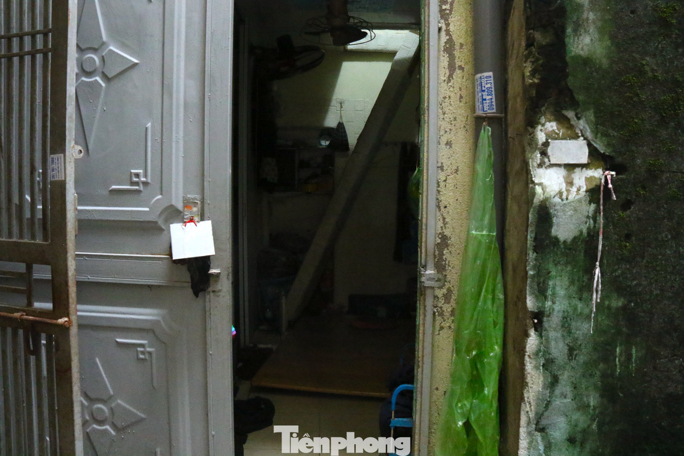 Gia đình bà Phương cũng như nhiều hộ dân sống xung quanh cũng đã quen cảnh nhà lụp xụp. Thậm chí, họ còn phải dùng những thanh sắt để gia cố tránh gió to có nguy cơ đổ sập bất cứ lúc nào.