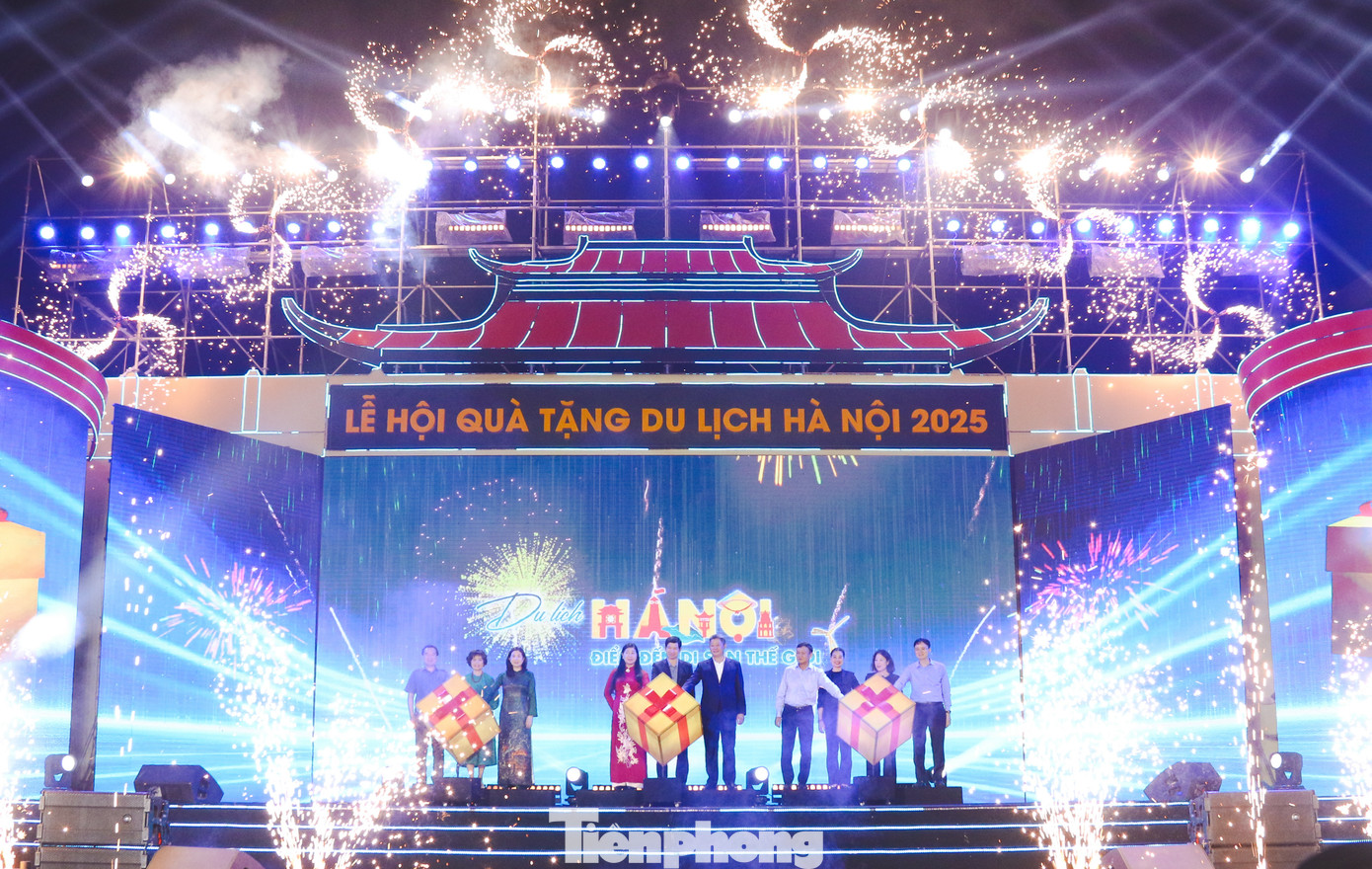 Các đại biểu thực hiện nghi thức khai mạc lễ hội. Các đại biểu thực hiện nghi thức khai mạc lễ hội.