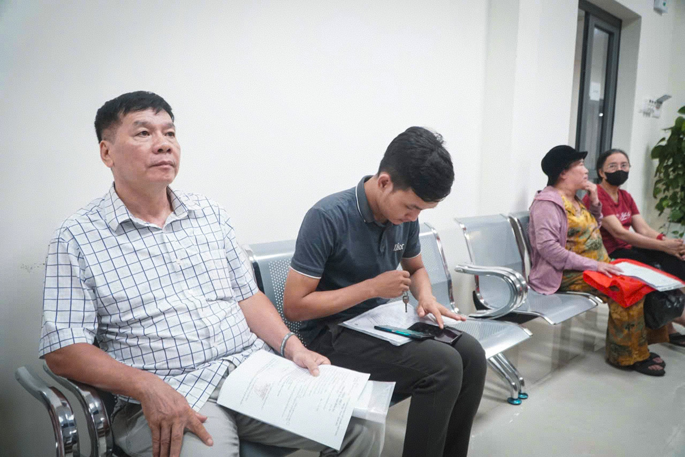 Ông Vũ Thanh Nghị (30 tuổi) cho biết, ông đến trụ sở phường Xuân Đỉnh để công chứng giấy tờ để nộp giấy nhập học cho con. Ông Nghị cho biết, trước đây khi xin giấy tờ nào đó, có thể mình phải lên phường, xong lại lên quận. Còn giờ mình chỉ cần tới 1 đơn vị để xin, không phải chạy đi chạy lại nhiều, như thế cũng rất hợp lý, rất tiết kiệm thời gian.