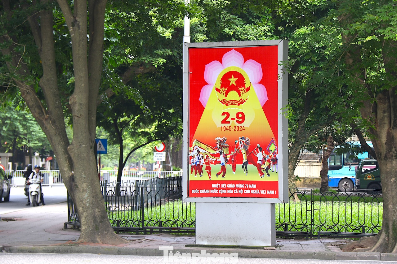 Không khí chào mừng kỷ niệm 79 năm Cách mạng Tháng Tám và Quốc khánh 2/9 lan tỏa khắp phố phường Thủ đô Hà Nội.